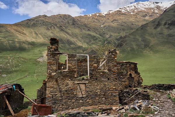 Decaying traditional dwelling house and stable