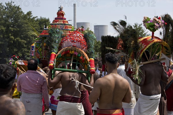 Hindus on the main festival day at the big parade Theer in front of the power station Westfalen