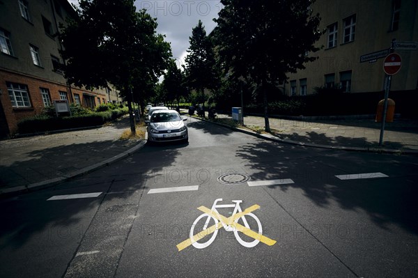 The pictogram for a cycle path in Ollenhauerstrasse in Berlin Reinickendorf has been crossed with a yellow marking. The new transport administration in Berlin has stopped several cycle path projects in Berlin. Berlin