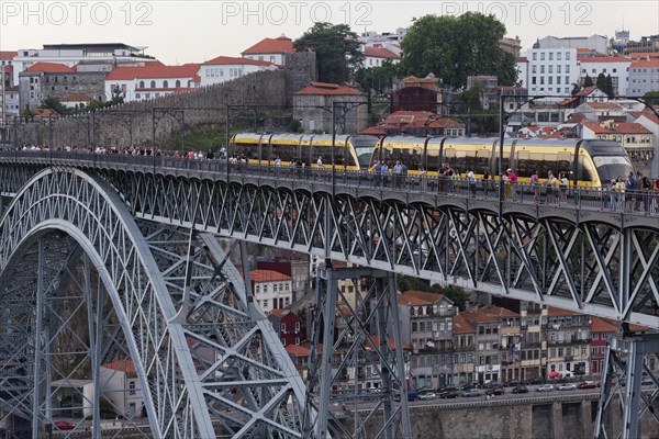 Metro and pedestrians on the Ponte D. Luis I