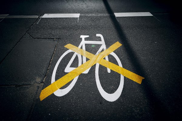 The pictogram for a cycle path in Ollenhauerstrasse in Berlin Reinickendorf has been crossed with a yellow marking. The new transport administration in Berlin has stopped several cycle path projects in Berlin. Berlin