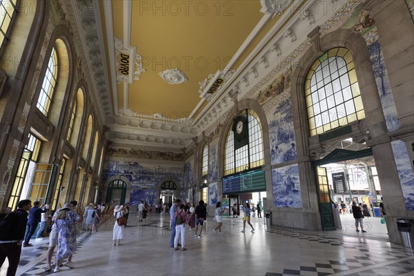 Entrance hall at Porto Sao Bento station