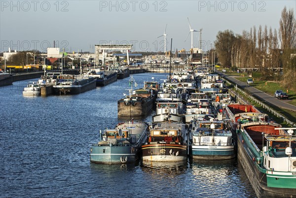 Inland navigation vessels