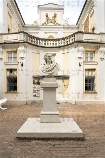 Inner courtyard with bust of the poet Vittorio Alfieri