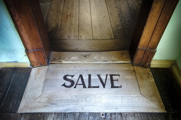 Entrance to the living area with welcome message SALVE