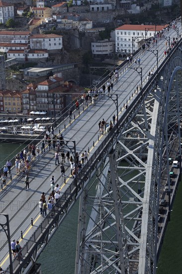 Pedestrians walking across the upper deck of the Ponte D. Luis I