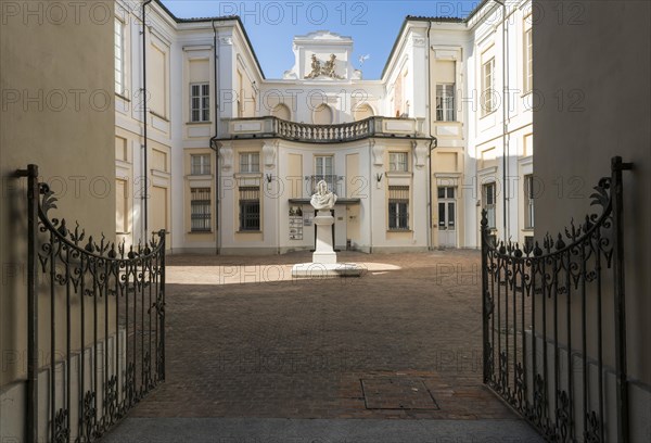 Inner courtyard with bust of the poet Vittorio Alfieri