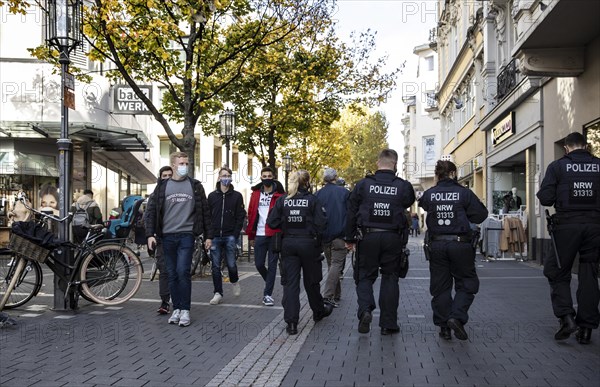 Police control the observance of the Corona regulations in the city centre. Wearing of masks