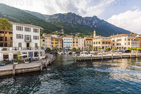 Restaurants at the port of Gargnano