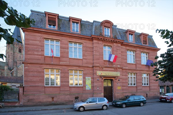 Building Communaute de communes du Pays with French national flag