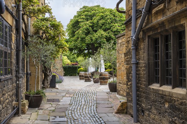 Side alleyway in the old town of Broadway