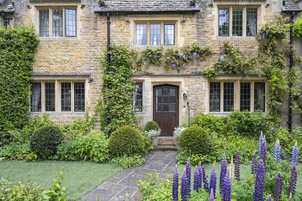 Typical stone house in the Cotswolds with lush gardens