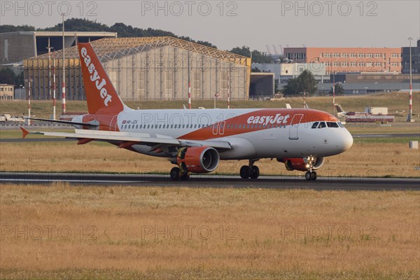 Passenger aircraft Airbus A320-214 of the airline easyJet landing at Hamburg Airport