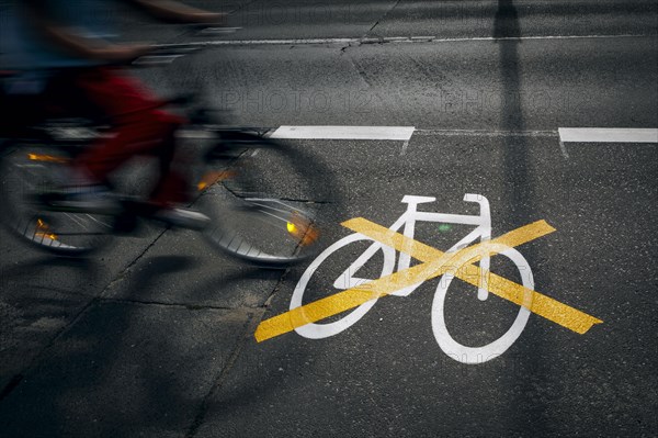 The pictogram for a cycle path in Ollenhauerstrasse in Berlin Reinickendorf has been crossed with a yellow marking. The new transport administration in Berlin has stopped several cycle path projects in Berlin. Berlin