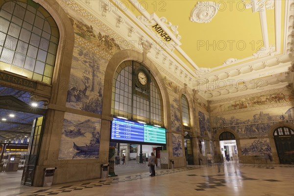 Entrance hall Porto Sao Bento at night