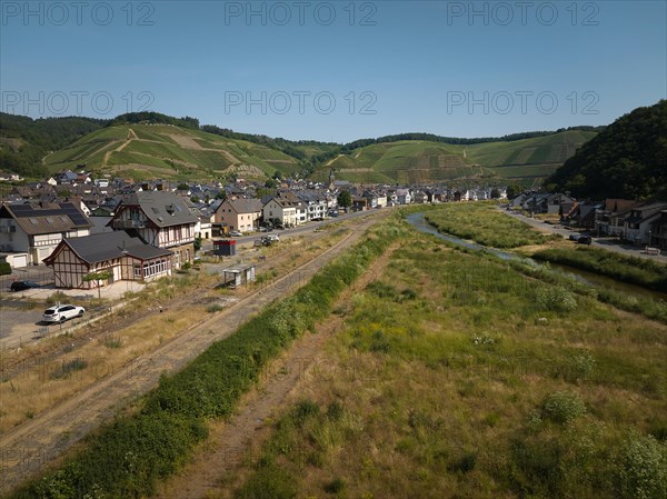 The railway line in the Ahr valley was totally destroyed by the flood. The tracks have since been removed in the area of Dernau station. Dernau