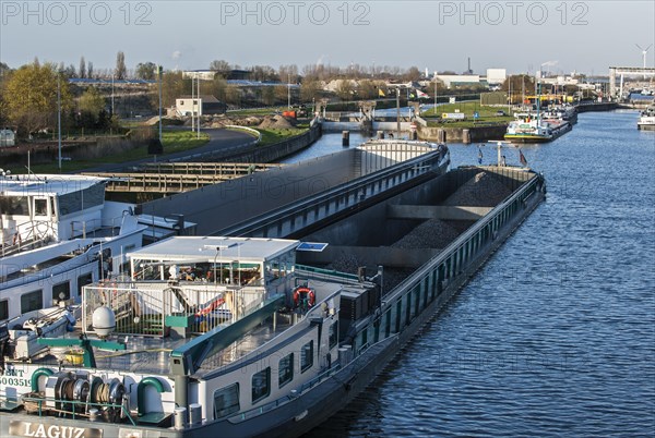 Inland navigation vessels