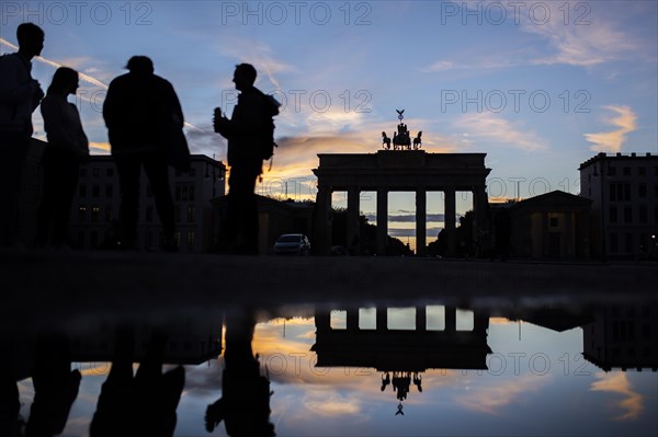 Young people standing in front of the Brandenburg Gate in Berlin