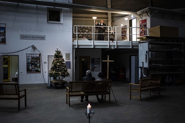 Christmas Eve service takes place under corona conditions in an assembly hall in Jaenkendorf