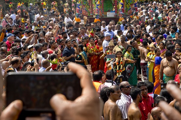 Very many Hindus on the main festival day at the temple festival at the Hindu temple Sri Kamadchi Ampal