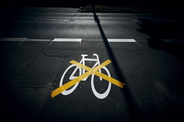 The pictogram for a cycle path in Ollenhauerstrasse in Berlin Reinickendorf has been crossed with a yellow marking. The new transport administration in Berlin has stopped several cycle path projects in Berlin. Berlin