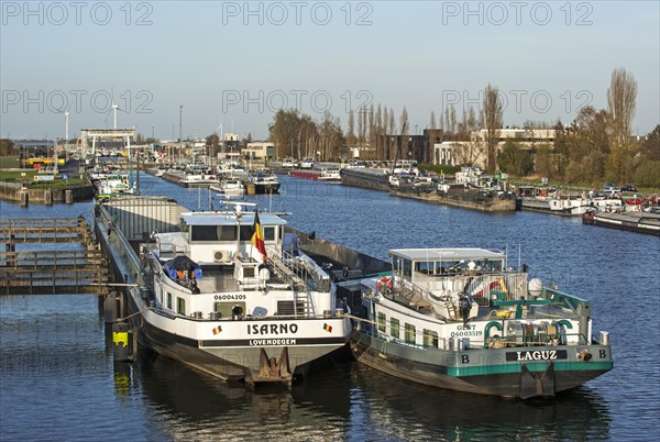 Inland navigation vessels