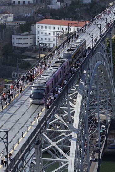 Metro and pedestrians on the Ponte D. Luis I