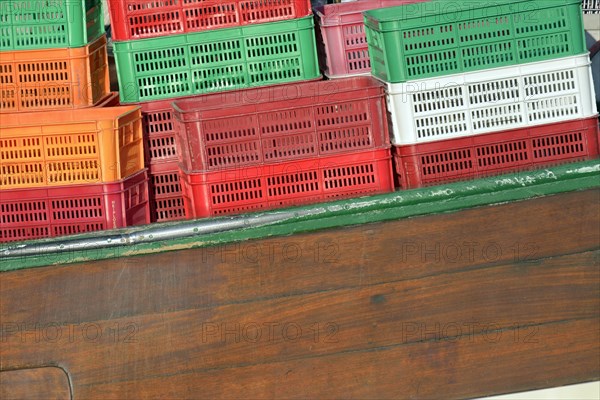 Crab cutter with colourful plastic baskets