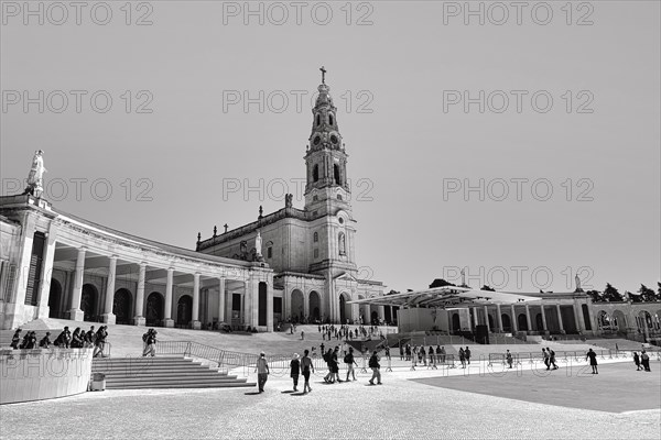 Pilgrims and tourist group in front of the Basilica of Our Lady of the Rosary