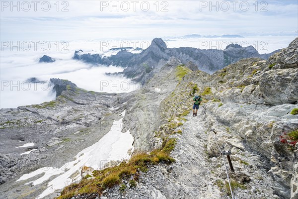 Mountaineers climbing Saentis over the Lisen ridge