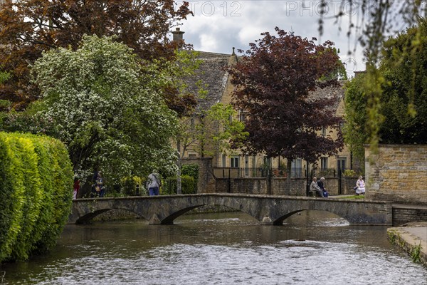 Rail-less arch bridges over the River Windrush