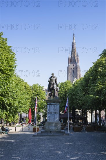 Simon Steviplein with the statue of the Flemish mathematician and physicist Simon Stevin