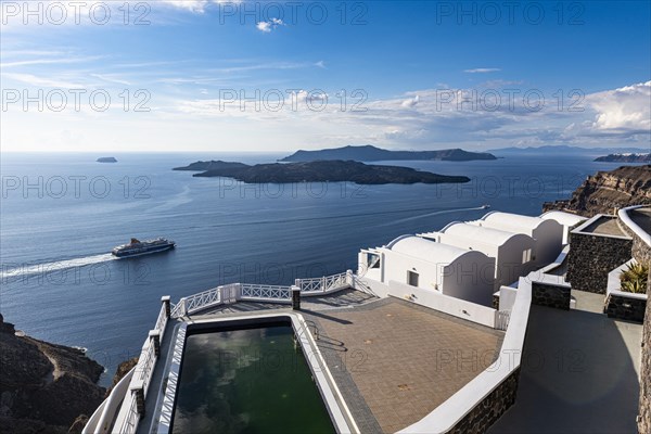 Ferry bypassing a luxury hotel on the calderea of Fira