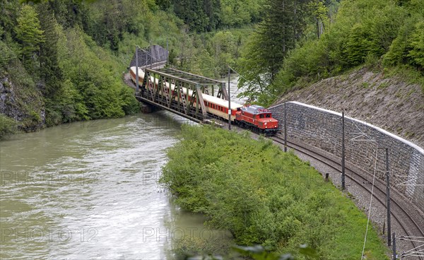 Suedbahnexpress with OeBB E-locomotive 1020 on the Kronprinzrudolfbahn in the Gesaeuse across the Enns