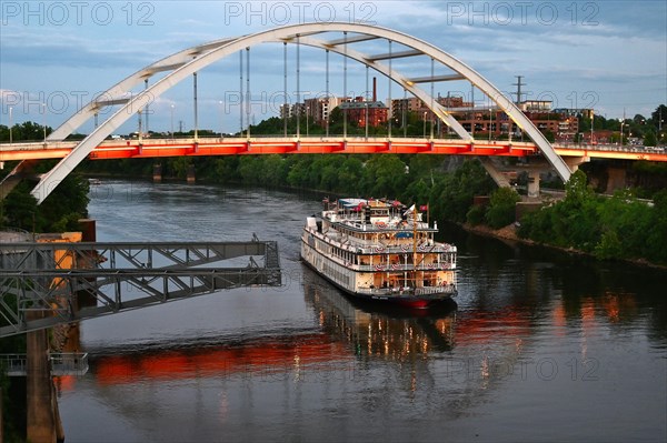 Korean Veterans Memorial Bridge and paddle steamer on the Cumberland River