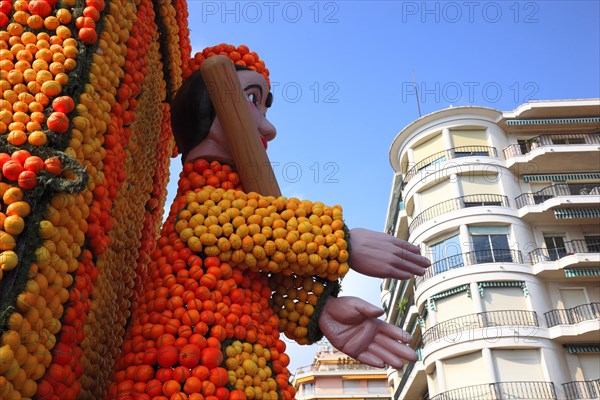 Sculptures made of citrus fruits