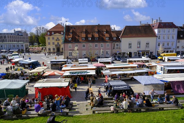 Weekly market at Hildegardplatz in front of St. Lorenz Church