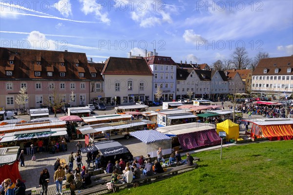 Weekly market at Hildegardplatz in front of St. Lorenz Church