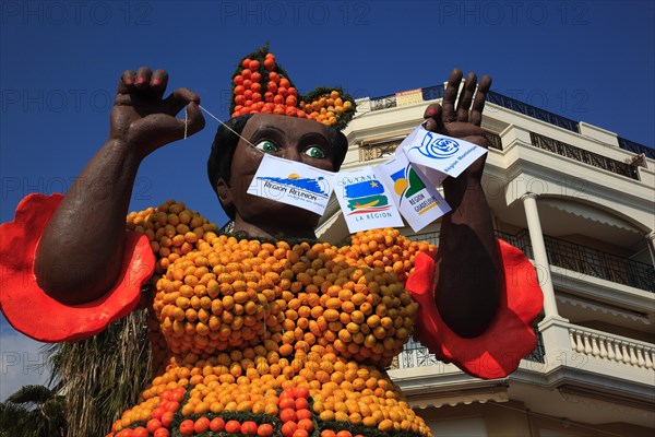 Sculptures made of citrus fruits