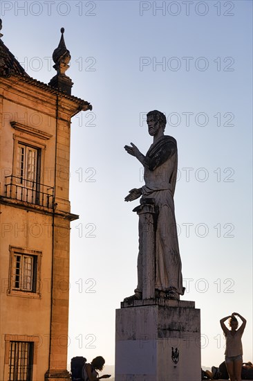 Statue with tourists