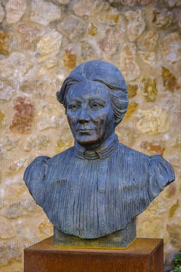 Bust of the reform pedagogue and savings bank director Clara Hammerl