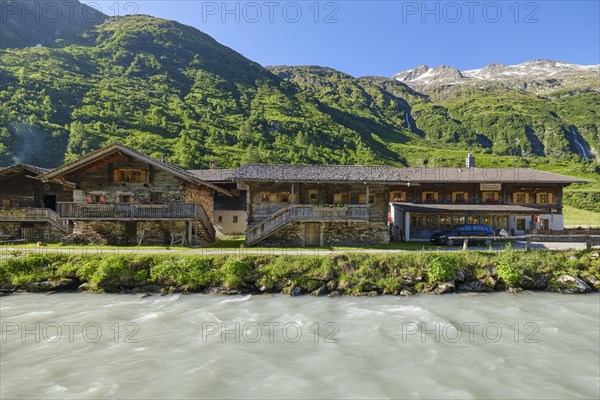 Alpine huts in Innergschloess