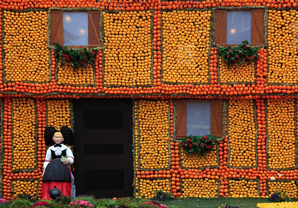 Replica of a half-timbered house made of lemons and oranges