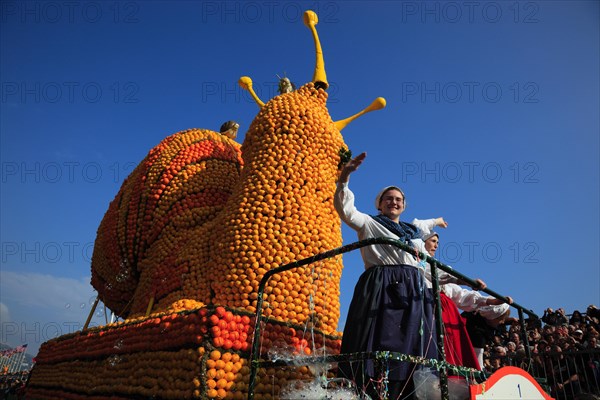 Sculptures made of citrus fruits