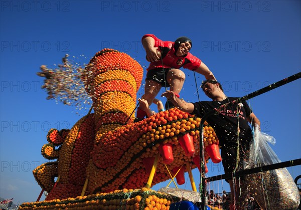 Motif floats