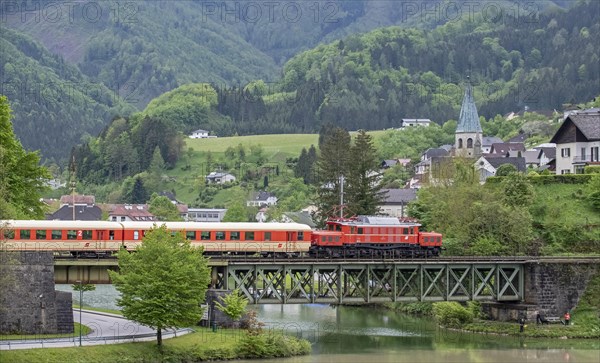 Suedbahnexpress with OeBB electric locomotive 1020 on the Kronprinzrudolfbahn