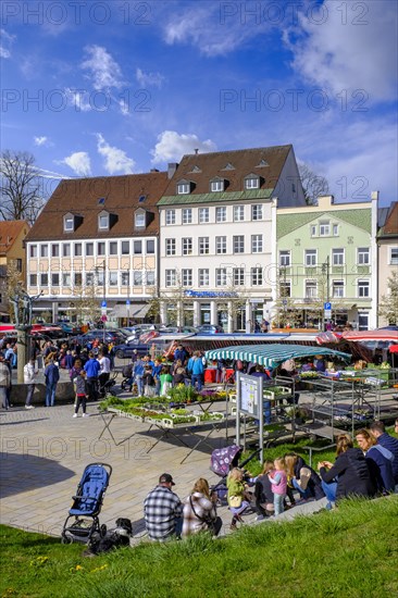 Weekly market at Hildegardplatz in front of St. Lorenz Church