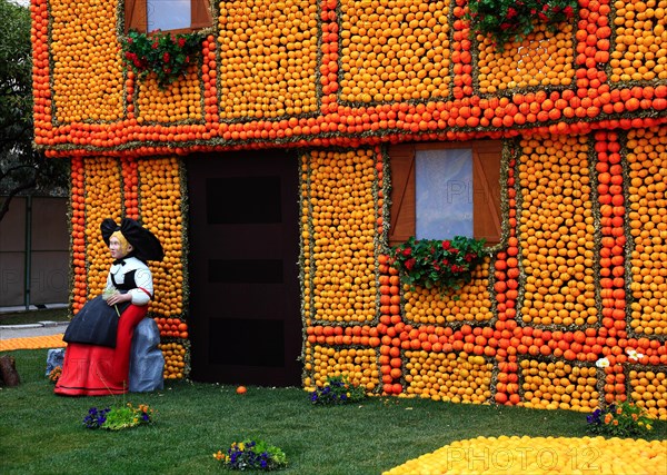 Replica of a half-timbered house with lemons and oranges in the Bioves Gardens