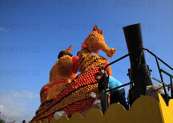 Sculptures made of citrus fruits