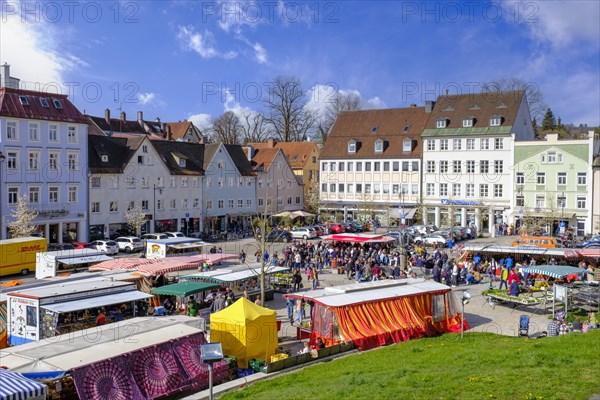 Weekly market at Hildegardplatz in front of St. Lorenz Church